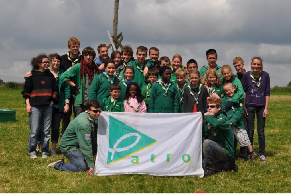Image d'enfants souriants et engagés dans des activités au Patro