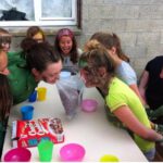 Image d'enfants engagés dans des activités au Patro